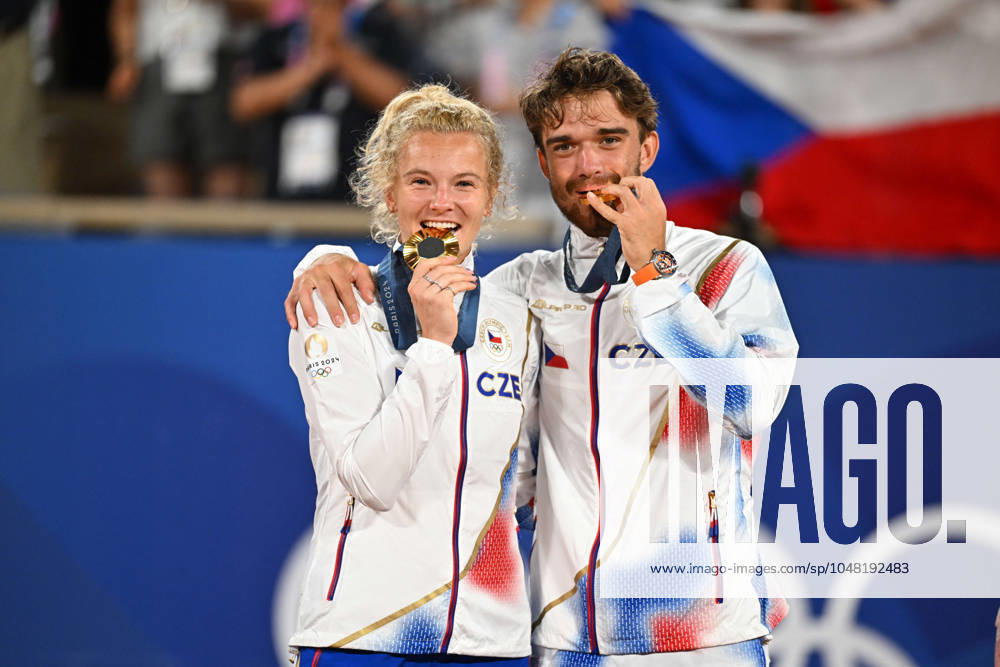Paris 2024 - Medal Ceremony Tennis Double Mixte Katerina Siniakova (CZE) and Tomas Machac (CZE) won the mixie final and get the gold medal at the tennis at the 2024 Olympics Games at Roland-Garros in Paris, FRANCE, on August 2, 2024. Photo by Corinne Dubreuil ABACAPRESS.COM PARIS