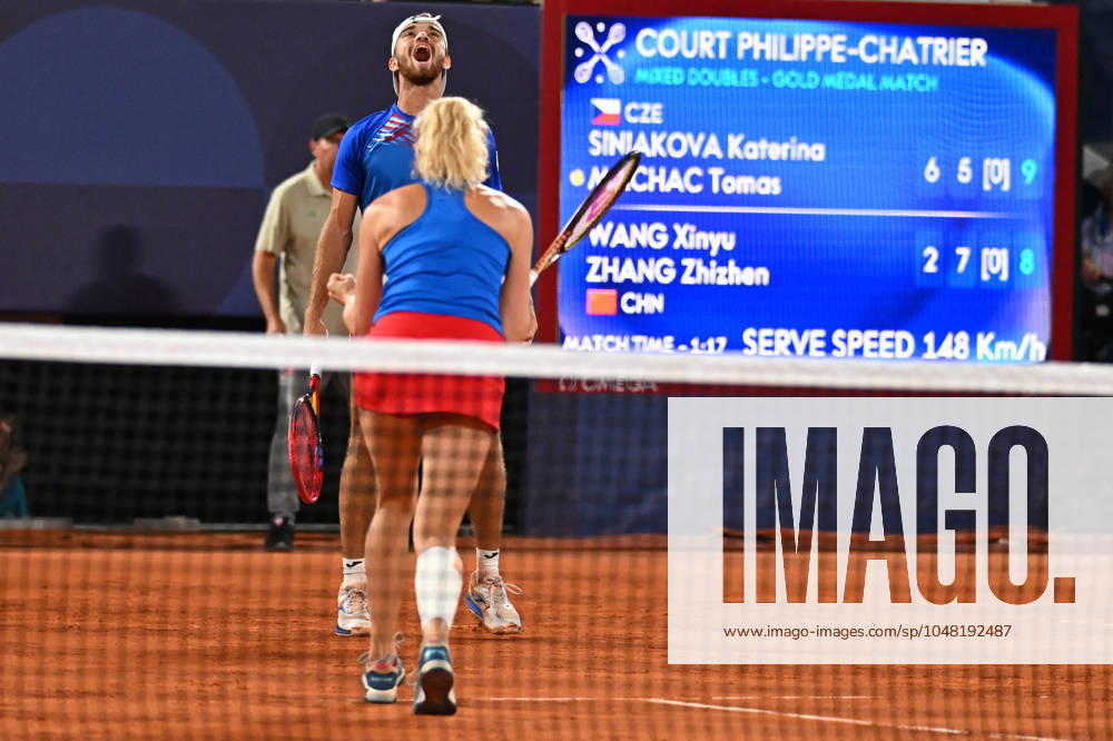 Paris 2024 - Medal Ceremony Tennis Double Mixte Katerina Siniakova (CZE) and Tomas Machac (CZE) won the mixie final and get the gold medal at the tennis at the 2024 Olympics Games at Roland-Garros in Paris, FRANCE, on August 2, 2024. Photo by Corinne Dubreuil ABACAPRESS.COM PARIS