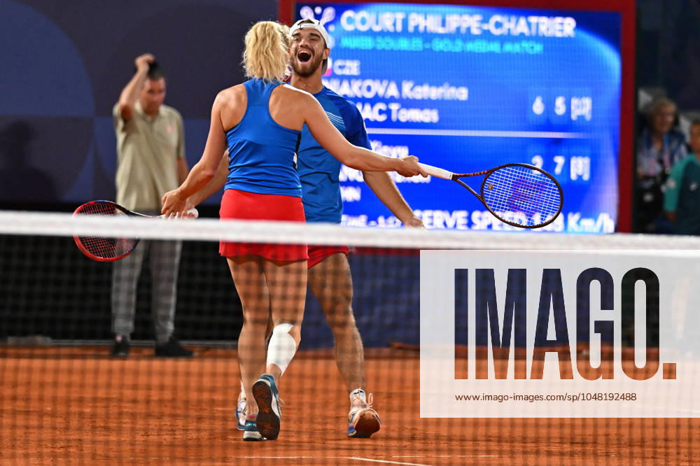 Paris 2024 - Medal Ceremony Tennis Double Mixte Katerina Siniakova (CZE) and Tomas Machac (CZE) won the mixie final and get the gold medal at the tennis at the 2024 Olympics Games at Roland-Garros in Paris, FRANCE, on August 2, 2024. Photo by Corinne Dubreuil ABACAPRESS.COM PARIS
