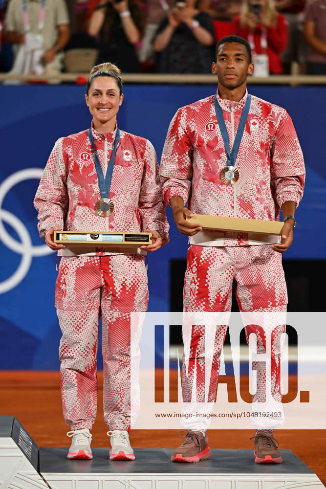 Paris 2024 - Medal Ceremony Tennis Double Mixte Gabriela Dabrowski (CAN) with Felix Auger-Aliassime (CAN) won the bronze medal at the tennis at the 2024 Olympics Games at Roland-Garros in Paris, FRANCE, on August 2, 2024. Photo by Corinne Dubreuil ABACAPRESS.COM PARIS