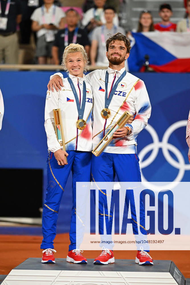 Paris 2024 - Medal Ceremony Tennis Double Mixte Katerina Siniakova (CZE) and Tomas Machac (CZE) won the mixie final and get the gold medal at the tennis at the 2024 Olympics Games at Roland-Garros in Paris, FRANCE, on August 2, 2024. Photo by Corinne Dubreuil ABACAPRESS.COM PARIS