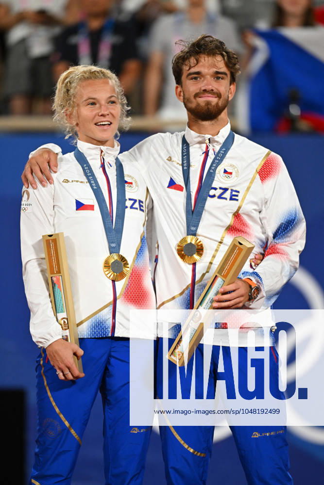 Paris 2024 - Medal Ceremony Tennis Double Mixte Katerina Siniakova (CZE) and Tomas Machac (CZE) won the mixie final and get the gold medal at the tennis at the 2024 Olympics Games at Roland-Garros in Paris, FRANCE, on August 2, 2024. Photo by Corinne Dubreuil ABACAPRESS.COM PARIS