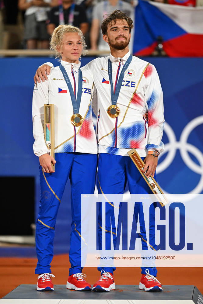 Paris 2024 - Medal Ceremony Tennis Double Mixte Katerina Siniakova (CZE) and Tomas Machac (CZE) won the mixie final and get the gold medal at the tennis at the 2024 Olympics Games at Roland-Garros in Paris, FRANCE, on August 2, 2024. Photo by Corinne Dubreuil ABACAPRESS.COM PARIS