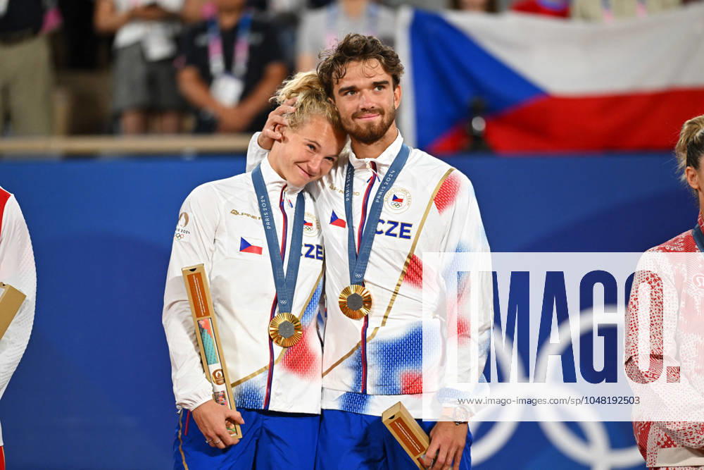Paris 2024 - Medal Ceremony Tennis Double Mixte Katerina Siniakova (CZE) and Tomas Machac (CZE) won the mixie final and get the gold medal at the tennis at the 2024 Olympics Games at Roland-Garros in Paris, FRANCE, on August 2, 2024. Photo by Corinne Dubreuil ABACAPRESS.COM PARIS