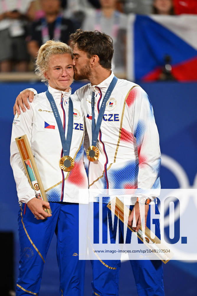 Paris 2024 - Medal Ceremony Tennis Double Mixte Katerina Siniakova (CZE) and Tomas Machac (CZE) won the mixie final and get the gold medal at the tennis at the 2024 Olympics Games at Roland-Garros in Paris, FRANCE, on August 2, 2024. Photo by Corinne Dubreuil ABACAPRESS.COM PARIS