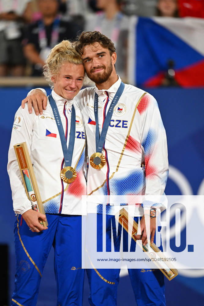 Paris 2024 - Medal Ceremony Tennis Double Mixte Katerina Siniakova (CZE) and Tomas Machac (CZE) won the mixie final and get the gold medal at the tennis at the 2024 Olympics Games at Roland-Garros in Paris, FRANCE, on August 2, 2024. Photo by Corinne Dubreuil ABACAPRESS.COM PARIS