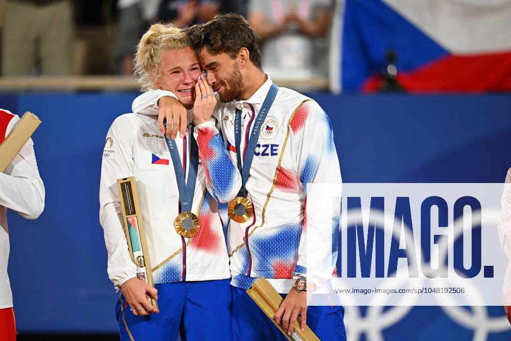 Paris 2024 - Medal Ceremony Tennis Double Mixte Katerina Siniakova (CZE) and Tomas Machac (CZE) won the mixie final and get the gold medal at the tennis at the 2024 Olympics Games at Roland-Garros in Paris, FRANCE, on August 2, 2024. Photo by Corinne Dubreuil ABACAPRESS.COM PARIS