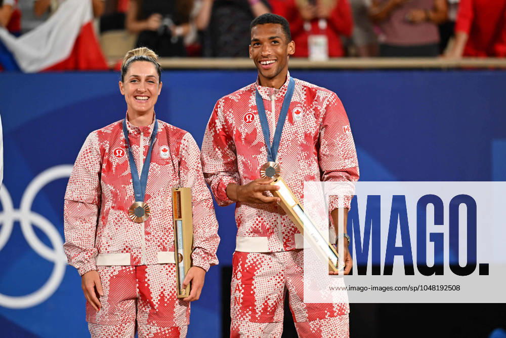 Paris 2024 - Medal Ceremony Tennis Double Mixte Gabriela Dabrowski (CAN) with Felix Auger-Aliassime (CAN) won the bronze medal at the tennis at the 2024 Olympics Games at Roland-Garros in Paris, FRANCE, on August 2, 2024. Photo by Corinne Dubreuil ABACAPRESS.COM PARIS