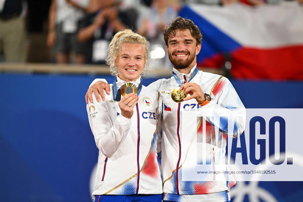 Paris 2024 - Medal Ceremony Tennis Double Mixte Katerina Siniakova (CZE) and Tomas Machac (CZE) won the mixie final and get the gold medal at the tennis at the 2024 Olympics Games at Roland-Garros in Paris, FRANCE, on August 2, 2024. Photo by Corinne Dubreuil ABACAPRESS.COM PARIS