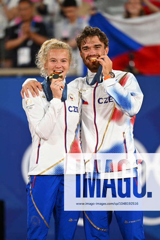 Paris 2024 - Medal Ceremony Tennis Double Mixte Katerina Siniakova (CZE) and Tomas Machac (CZE) won the mixie final and get the gold medal at the tennis at the 2024 Olympics Games at Roland-Garros in Paris, FRANCE, on August 2, 2024. Photo by Corinne Dubreuil ABACAPRESS.COM PARIS