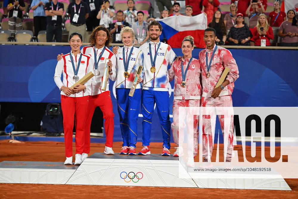 Paris 2024 - Medal Ceremony Tennis Double Mixte Wang Xynyu (CHI) with Zhang Zhizhen (CHI) won the silver medal, Katerina Siniakova (CZE) with Tomas Machac (CZE) won the gold medal and Gabriela Dabrowski (CAN) with Felix Auger-Aliassime (CAN) won the bronze medal at the tennis at the 2024 Olympics Games at Roland-Garros in Paris, FRANCE, on August 2, 2024. Photo by Corinne Dubreuil ABACAPRESS.COM PARIS