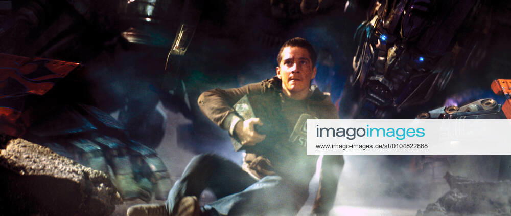 TRANSFORMERS SHIA LABEOUF as Sam Witwicky, PETER CULLEN voices Optimus Prime TRANSFORMERS Date: 2007 Mandatory credit line: Image courtesy DREAMWORKS SKG ? 2007 DreamWorks LLC and Paramount Pictures. Ronald Grant Archive Mary Evans