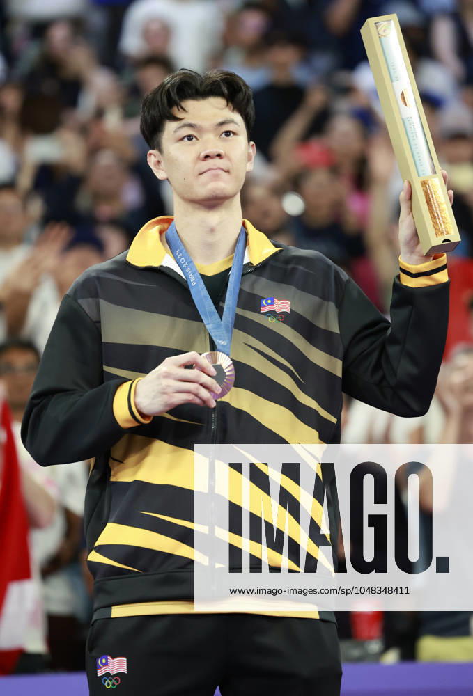 (240805) -- PARIS, Aug. 5, 2024 -- Bronze medalist Lee Zii Jia of Malaysia poses for photos during the victory ceremony of badminton men s singles at the Paris 2024 Olympic Games, Olympische Spiele, Olympia, OS in Paris, France, on Aug. 5, 2024. ) (PARIS2024)FRANCE-PARIS-OLY-BADMINTON RenxZhenglai