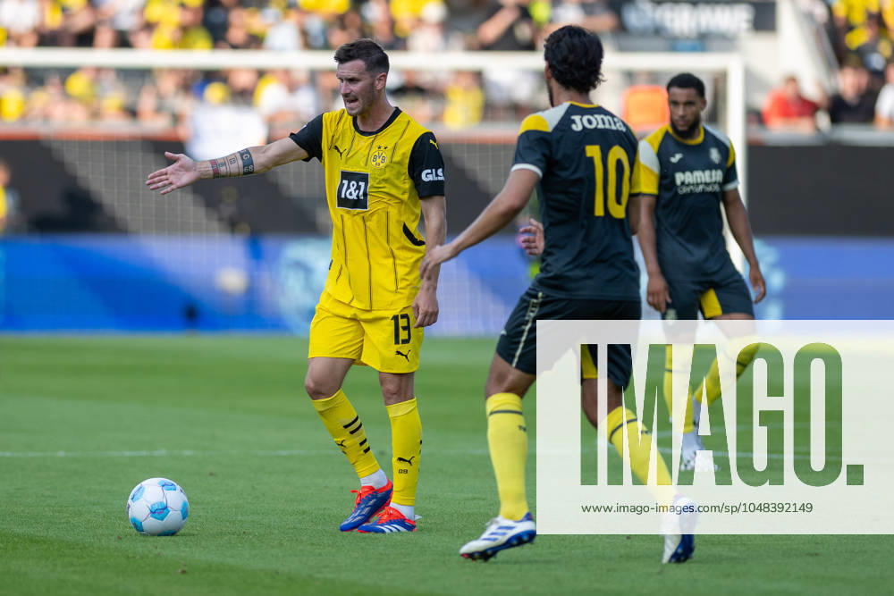 Football test match, Season 2024 2025, Borussia Moenchengladbach FC Villareal in Altach Pascal Gross Borussia Dortmund, 13 gives his teammates loud instructions in front of Dani Parejo FC Villareal, 10 Photo Kirchner Media DI