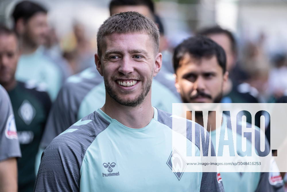 GER, 1 FBL, Werder Bremen Training 06 08 2024, Trainingsgelaende am WESERSTADION Platz 4 5, Bremen, GER, 1 FBL, Werder Bremen Training On the way to the training ground Mitchell Weiser Mitchell Elijah Weiser Werder Bremen 08 nordphotoxGmbHxx xKokenge nph00001
