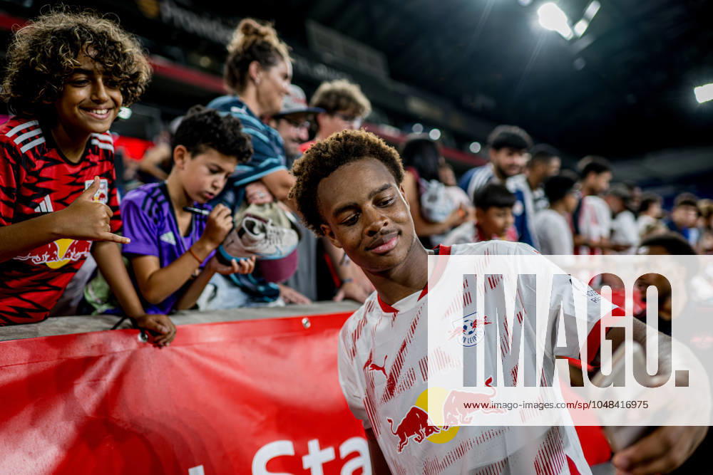 Leipzig Assan Ouedraogo final cheer with the fans Test match RB Leipzig vs Aston Villa 2 0 Training camp in the USA on July 31, 2024 Red Bull Arena, Hamilton USA US Tour RB Leipzig RB Leipzig vs Aston Villa 2 0