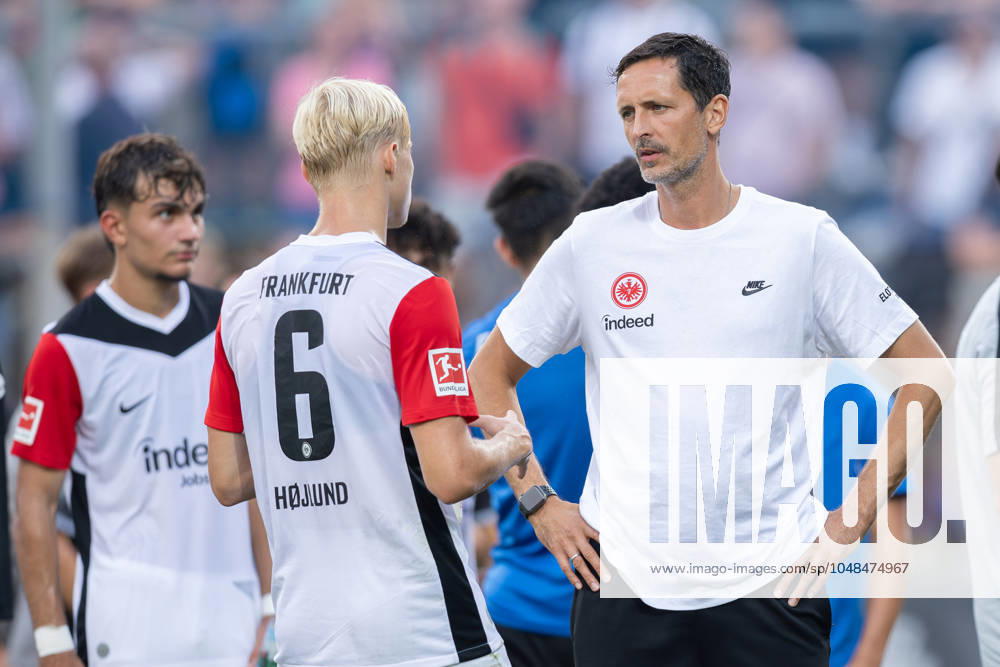 FSV Frankfurt Eintracht Frankfurt, Test match Coach Dino Toppmöller Eintracht Frankfurt in conversation with Can Uzun Eintracht Frankfurt, 20 and Oscar Hojlund Eintracht Frankfurt, 6 Test match between FSV Frankfurt and Eintracht Frankfurt on August 7, 2024 in Frankfurt , Frankfurt am Main Hessen Germany PSD Bank Arena