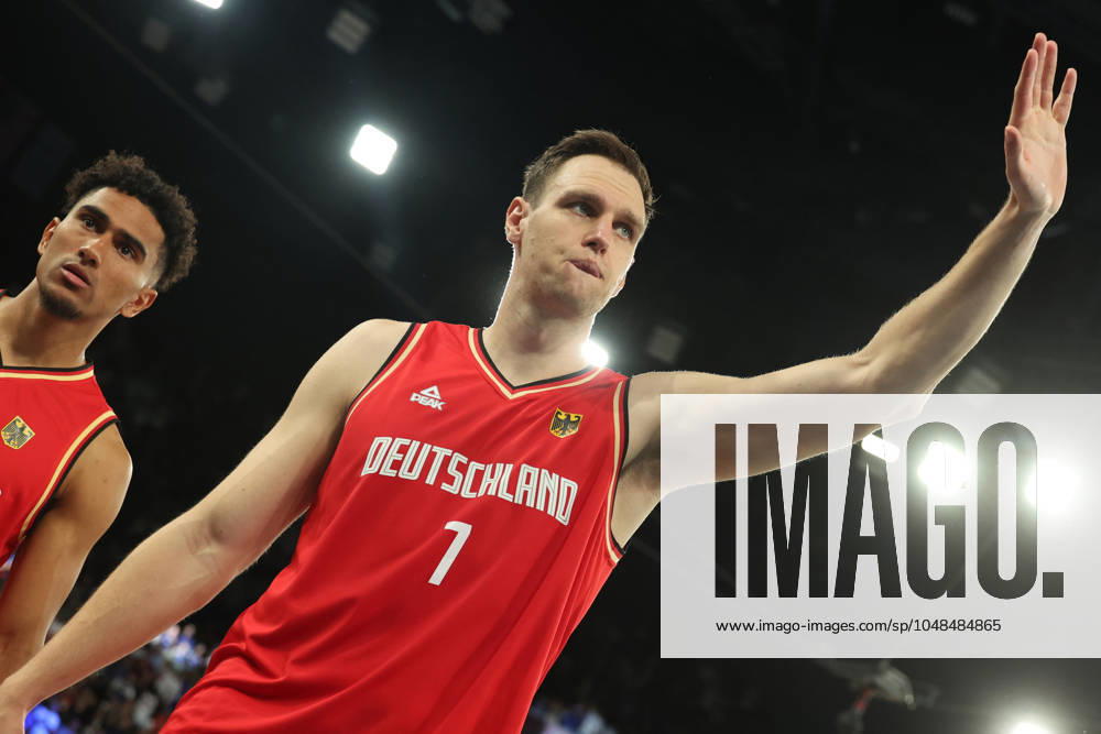 Frustrated departure of Johannes Voigtmann GER waving to the fans, defeat in the semi-final, Dennis Schröder GER in action, semi-final basketball, France Germany, Paris 2024, Olympic Games Paris 2024, Olympic Games 2024, 08 08 2024,