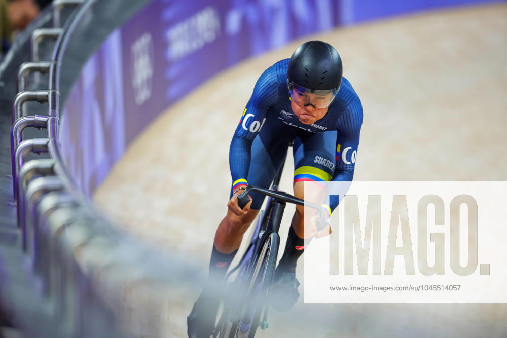 Paris 2024 Olympic Games, Olympische Spiele, Olympia, OS Picture by Ed Sykes SWpix.com - 09 08 2024 - Paris 2024 Olympic Games - Track cycling, Rad, Radsport, Bahnrad, Bahn - National Velodrome, Saint-Quentin-en-Yvelines, France - Women s Sprint Qualifying - Stefany Cuadrado Florez (Colombia)