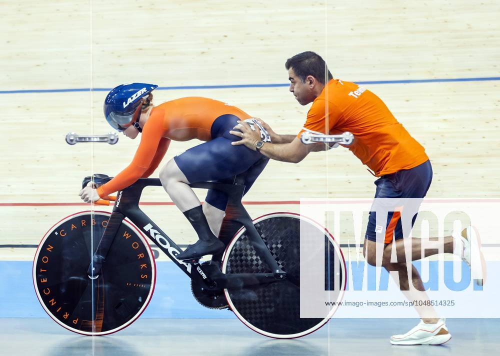 SAINT-QUENTIN-EN-YVELINES - Hetty van de Wouw during the qualifications of the sprint (w) event in Track cycling, Rad, Radsport, Bahnrad, Bahn in the Velodrome at the Olympic Games, Olympische Spiele, Olympia, OS ANP KOEN VAN WEEL ANPxSportx IVx 505571589 originalFilename: 505571589