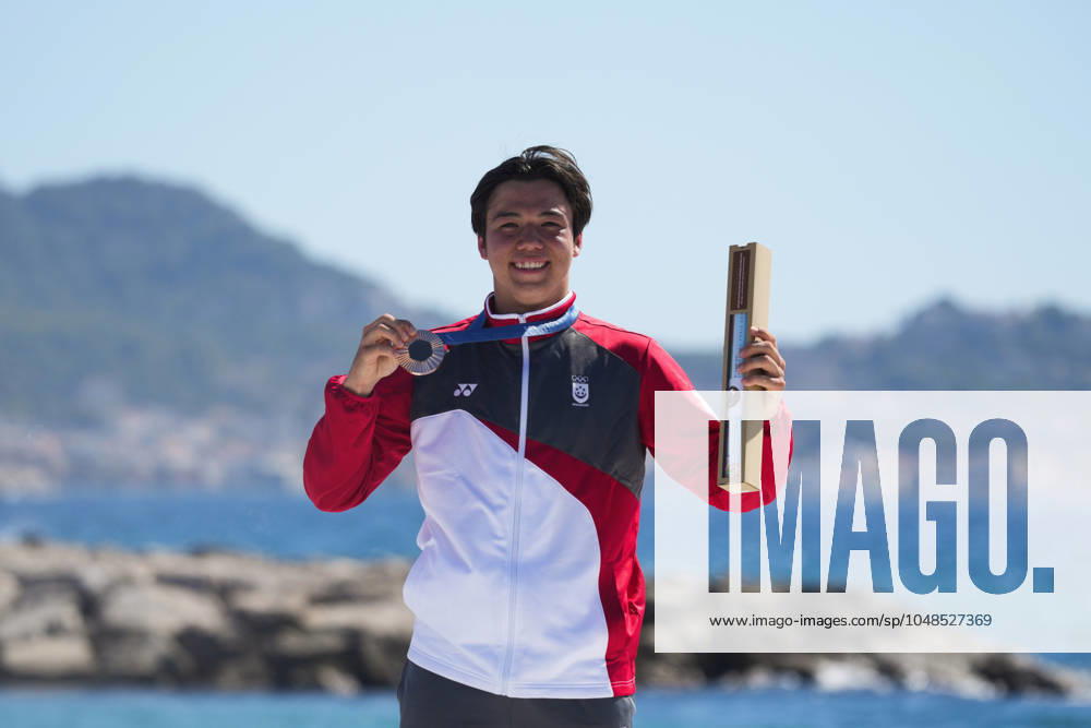(240809) -- MARSEILLE, Aug. 9, 2024 -- Bronze medalist Maximilian Maeder of Singapore poses for photos during the victory ceremony of men s kite of the sailing events of Paris 2024 Olympic Games, Olympische Spiele, Olympia, OS at the Marseille Marina in Marseille, France, Aug. 9, 2024. ) (PARIS 2024)FRANCE-MARSEILLE-OLY-SAILING ZhengxHuansong