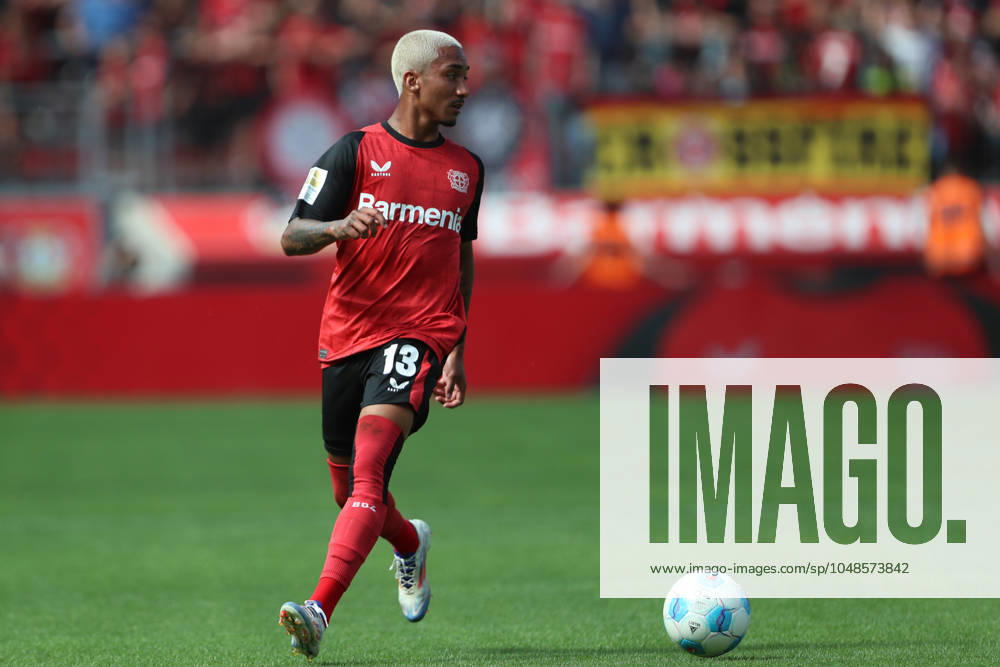 Arthur Bayer 04 Leverkusen in action, on the ball, individual action, test match, Bayer 04 Leverkusen vs Real Betis Sevilla, BayArena on August 10, 2024 in Leverkusen, Germany Photo by Oliver Kaelke DeFodi Images Arthur Bayer 04 Leverkusen controls the ball, test match, Bayer 04 Leverkusen vs Real Betis Sevilla, BayArena on August 10, 2024 in Leverkusen, Germany Photo by Oliver Kaelke DeFodi Images Defodi 678 2024 08 10 OK LEVRBS 0807 Defodi-678
