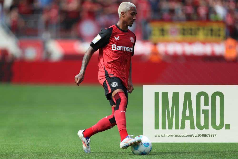 Arthur Bayer 04 Leverkusen in action, on the ball, individual action, test match, Bayer 04 Leverkusen vs Real Betis Sevilla, BayArena on August 10, 2024 in Leverkusen, Germany Photo by Oliver Kaelke DeFodi Images Arthur Bayer 04 Leverkusen controls the ball, test match, Bayer 04 Leverkusen vs Real Betis Sevilla, BayArena on August 10, 2024 in Leverkusen, Germany Photo by Oliver Kaelke DeFodi Images Defodi 678 2024 08 10 OK LEVRBS 0811 Defodi-678