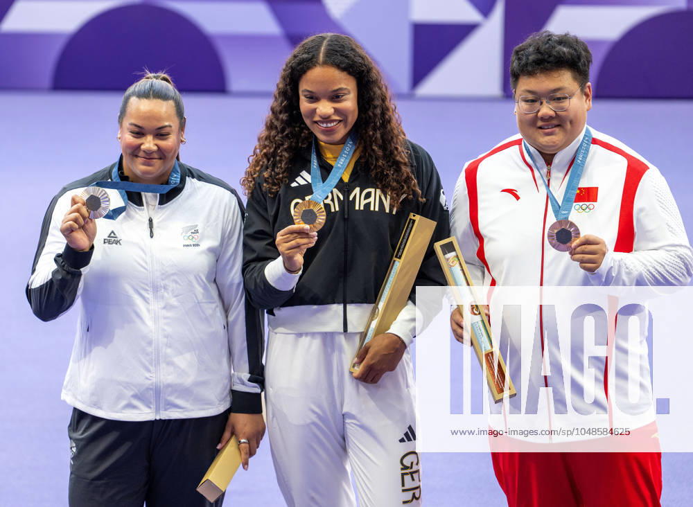 Olympic Games Athletics Paris, 10 08 2024 PARIS, FRANCE AUGUST 10 Yemisi OGUNLEYE GER , born 3 Oct 1998 at the podest with her gold medal in the Women s Shot Put on day 15 of the Olympic Games during the athletics competitions at Stade de France in Paris on 10 8 2024 in Île de France France Silver goes to Maddison Lee WESCHE NZL Bronce goes to Jiayuan SONG CHN