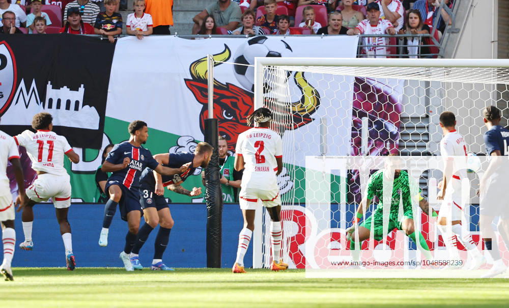 GER, 1 Bundesliga, RB Leipzig Paris Saint Germain PSG 10 08 2024, Leipzig, Red Bull Arena, GER, Saison 2024 2025, 1 Bundesliga, RasenBallsport Leipzig vs Paris Saint Germain, Saisoneroeffnung, Testspiel im Bild Lois Openda Leipzig scores the goal for 1 0, Goalkeeper Gianluigi Donnarumma Paris machtlos DFL regulations prohibit any use of photographs as image sequences and or quasi video