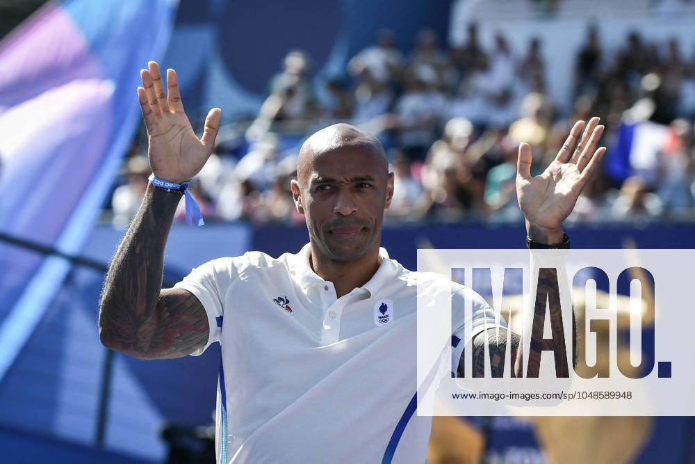 Paris 2024 - Fans salute medalists at the Parc des Champions in Paris FA France’s silver medalist football team’s coach Thierry Henry arrives as fans welcome champions at the Parc des Champions at Trocadero, during the Paris 2024 Olympic Games, Olympische Spiele, Olympia, OS on August 10, 2024. Photo by Firas Abdullah ABACAPRESS.COM Paris Ile-de-France France