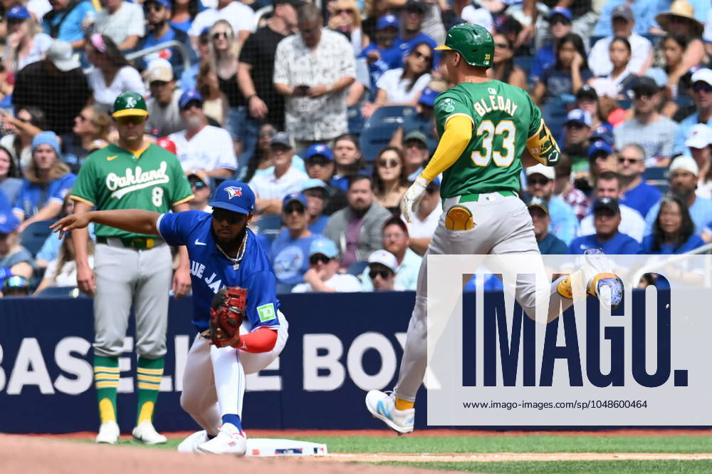 Toronto Blue Jays first baseman Vladimir Guerrero Jr. (27), centre, make a catch at first base to put out Oakland Athletics J.J. Bleday (33) in the first inning of an MLB, Baseball Herren, USA baseball game in Toronto on Saturday, Aug 10, 2024. Vladimir Guerrero Jr, J.J. Bleday - ZUMAc35_ 20240810_zaf_c35_120