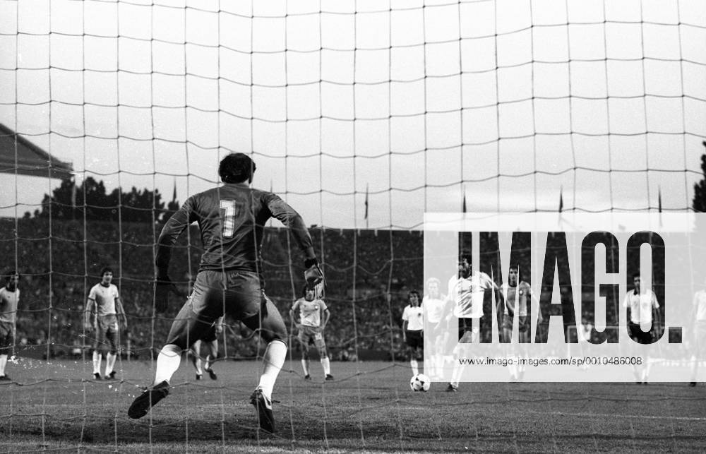 BR Deutschland - Brasilien 1:2 - Paul Breitner (BRD) verschiesst einen Elfmeter gegen Torwart Valdir Peres (Brasilien)