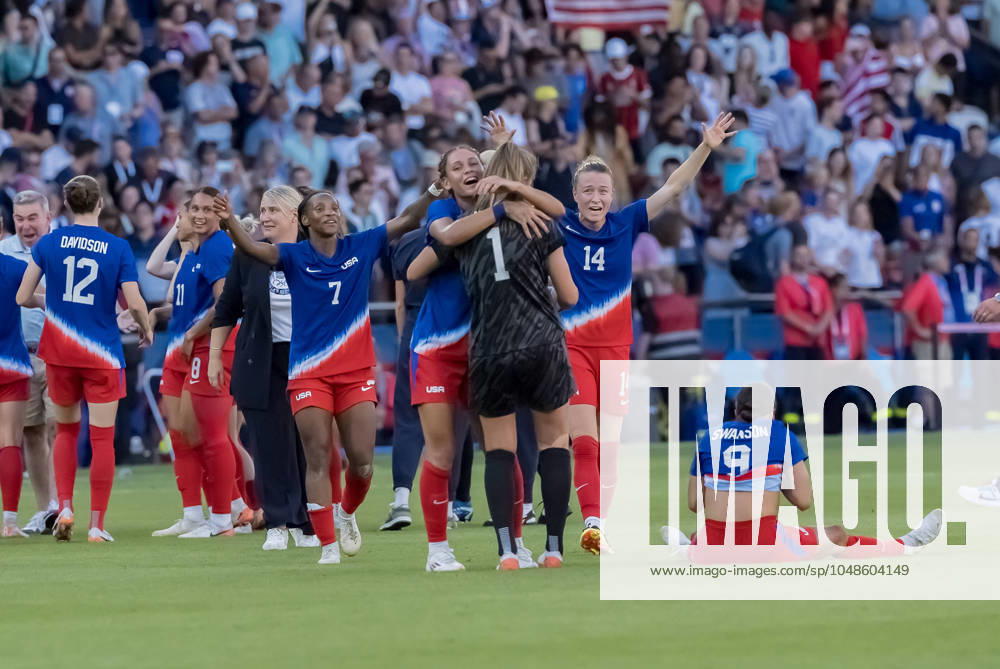Team USA celebrates after defeating Team Brazil in the Womenâ€⠢s Football Finals for the Gold Medal at the le Parc de Princes Stadium with a score of 0-1 during the 2024 Paris Summer Olympics in Paris, France. Paris France - ZUMAa161 20240810_oly_a161_041