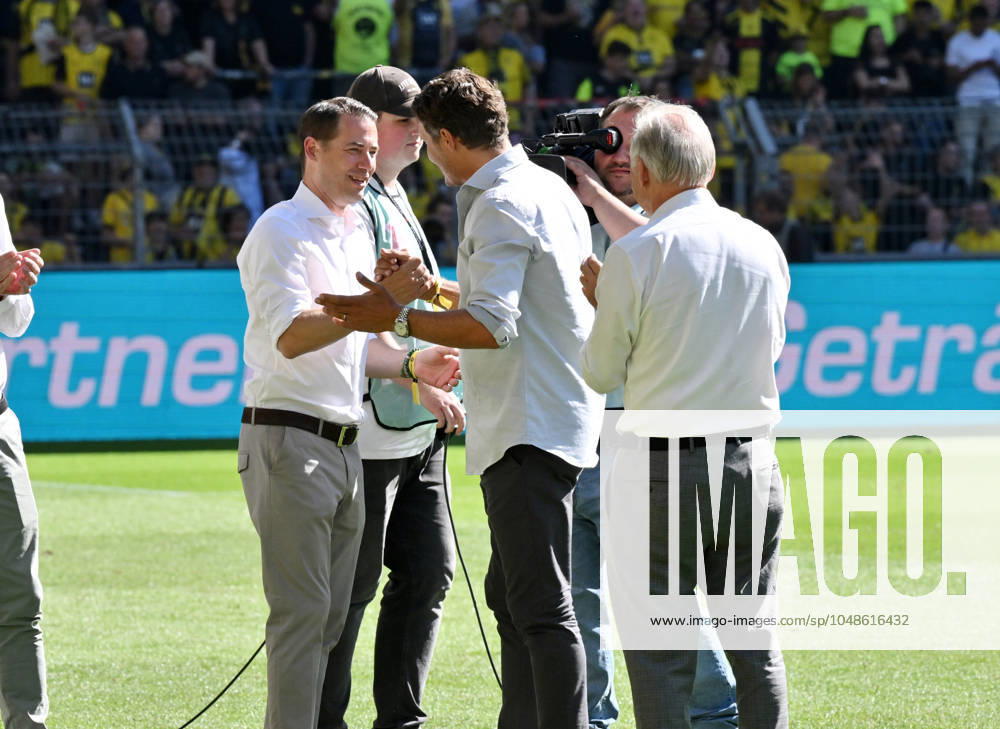 Lars Ricken Managing Director Sport Borussia Dortmund , li , officially says goodbye to EX coach Edin Terzic 10 08 2024, Football season 2024 2025, Season opening test match Borussia Dortmund Aston Villa 2 0 Dortmund Signal Iduna Park North Rhine-Westphalia Germany Team2