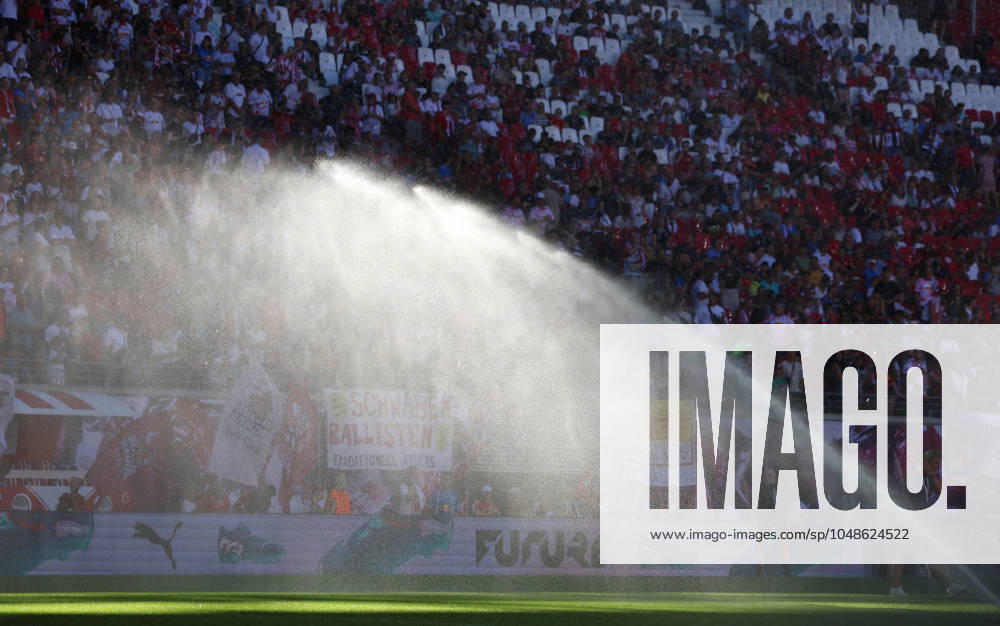 GER, 1 Bundesliga, RB Leipzig Paris Saint Germain PSG 10 08 2024, Leipzig, Red Bull Arena, GER, Saison 2024 2025, 1 Bundesliga, RasenBallsport Leipzig vs Paris Saint Germain, Saisoneroeffnung, Testspiel im Bild vor dem Spiel wird der Rasensprenger DFL regulations prohibit any use of photographs as image sequences and or quasi video