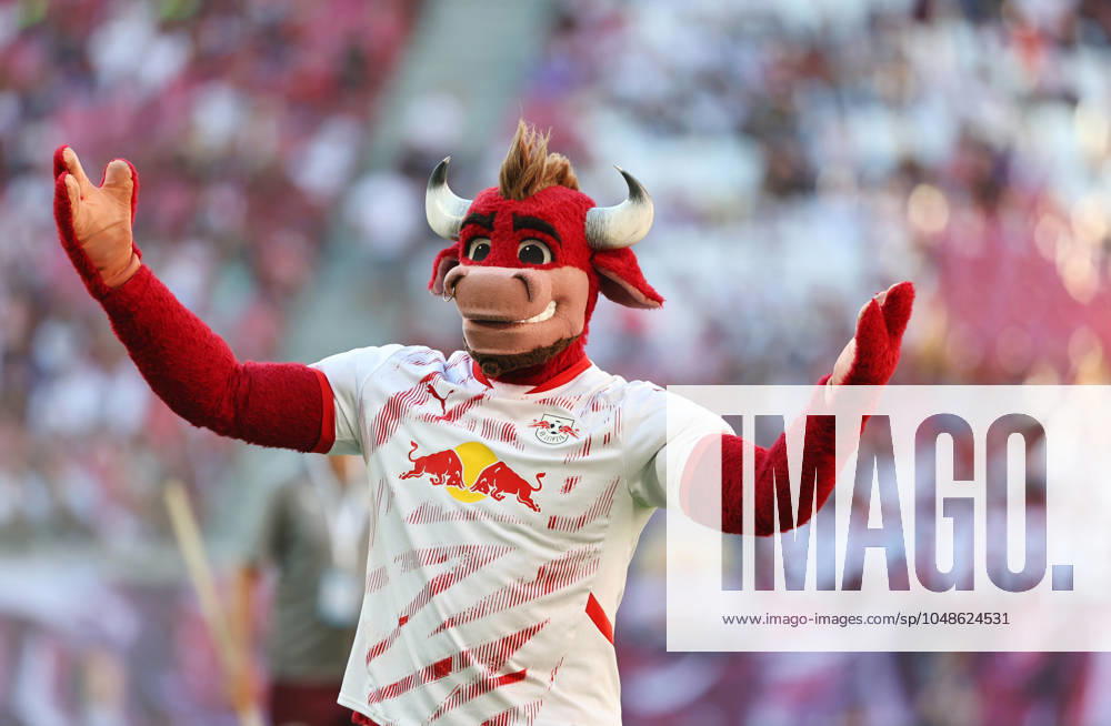 GER, 1 Bundesliga, RB Leipzig Paris Saint Germain PSG 10 08 2024, Leipzig, Red Bull Arena, GER, Saison 2024 2025, 1 Bundesliga, RasenBallsport Leipzig vs Paris Saint Germain, Saisoneroeffnung, Testspiel im Bild Maskottchen Bulli Leipzig DFL regulations prohibit any use of photographs as image sequences and or quasi video
