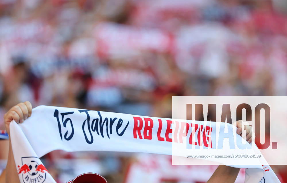 GER, 1 Bundesliga, RB Leipzig Paris Saint Germain PSG 10 08 2024, Leipzig, Red Bull Arena, GER, Saison 2024 2025, 1 Bundesliga, RasenBallsport Leipzig vs Paris Saint Germain, Saisoneroeffnung, Testspiel im Bild Fanschal mit dem Aufschrift 15 Jahre RB Leipzig wird nach oben gehalten DFL regulations prohibit any use of photographs as image sequences and or quasi video