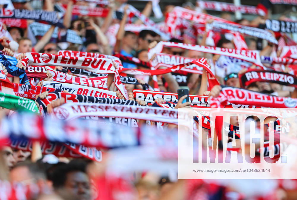 GER, 1 Bundesliga, RB Leipzig Paris Saint Germain PSG 10 08 2024, Leipzig, Red Bull Arena, GER, Saison 2024 2025, 1 Bundesliga, RasenBallsport Leipzig vs Paris Saint Germain, Saisoneroeffnung, Testspiel im Bild Leipziger Fans halten Schals nach oben DFL regulations prohibit any use of photographs as image sequences and or quasi video