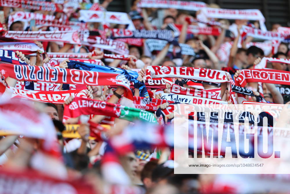 GER, 1 Bundesliga, RB Leipzig Paris Saint Germain PSG 10 08 2024, Leipzig, Red Bull Arena, GER, Saison 2024 2025, 1 Bundesliga, RasenBallsport Leipzig vs Paris Saint Germain, Saisoneroeffnung, Testspiel im Bild Leipziger Fans halten Schals nach oben DFL regulations prohibit any use of photographs as image sequences and or quasi video