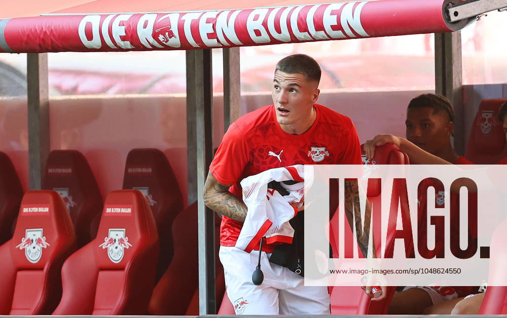 GER, 1 Bundesliga, RB Leipzig Paris Saint Germain PSG 10 08 2024, Leipzig, Red Bull Arena, GER, Saison 2024 2025, 1 Bundesliga, RasenBallsport Leipzig vs Paris Saint Germain, Saisoneroeffnung, Testspiel im Bild Benjamin Sesko Leipzig geht auf die Bank DFL regulations prohibit any use of photographs as image sequences and or quasi video