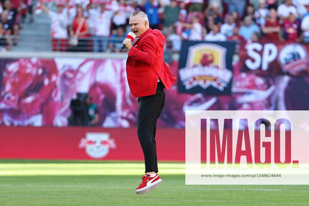 GER, 1 Bundesliga, RB Leipzig Paris Saint Germain PSG 10 08 2024, Leipzig, Red Bull Arena, GER, Saison 2024 2025, 1 Bundesliga, RasenBallsport Leipzig vs Paris Saint Germain, Saisoneroeffnung, Testspiel im Bild Stadionsprecher Tim Thoelke Leipzig DFL regulations prohibit any use of photographs as image sequences and or quasi video
