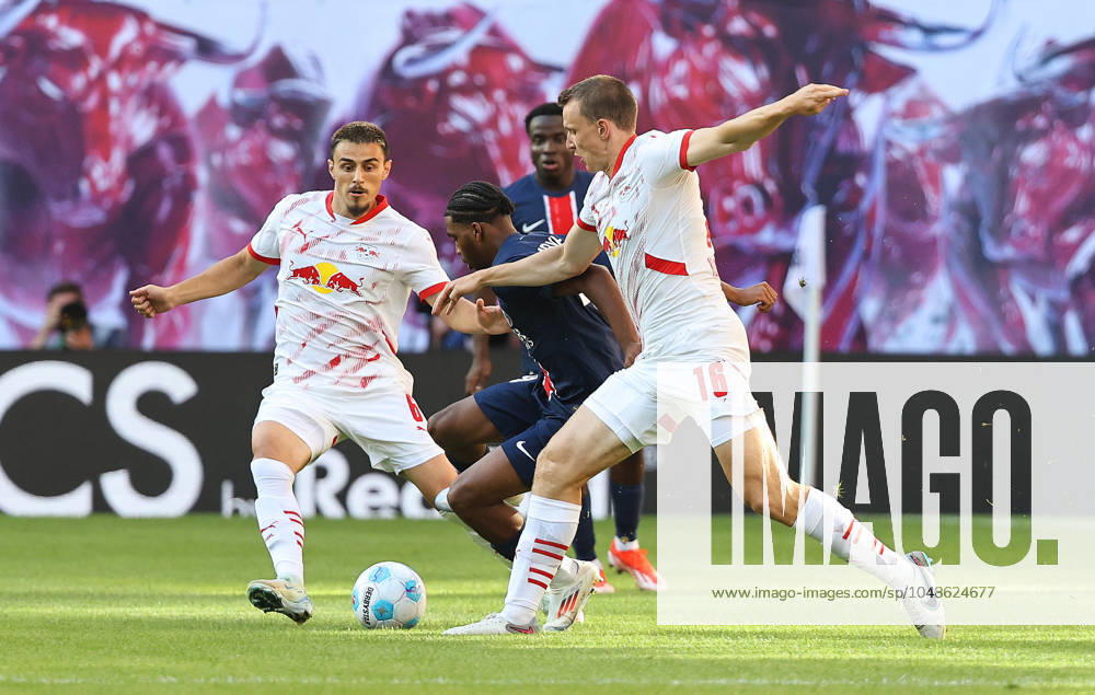GER, 1 Bundesliga, RB Leipzig Paris Saint Germain PSG 10 08 2024, Leipzig, Red Bull Arena, GER, Saison 2024 2025, 1 Bundesliga, RasenBallsport Leipzig vs Paris Saint Germain, Saisoneroeffnung, Testspiel im Bild Eljif Elmas und Lukas Klostermann Leipzig gegen Ibrahim Mbaye Paris DFL regulations prohibit any use of photographs as image sequences and or quasi video