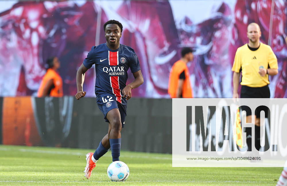GER, 1 Bundesliga, RB Leipzig Paris Saint Germain PSG 10 08 2024, Leipzig, Red Bull Arena, GER, Saison 2024 2025, 1 Bundesliga, RasenBallsport Leipzig vs Paris Saint Germain, Saisoneroeffnung, Testspiel im Bild Yoram Zague Paris DFL regulations prohibit any use of photographs as image sequences and or quasi video