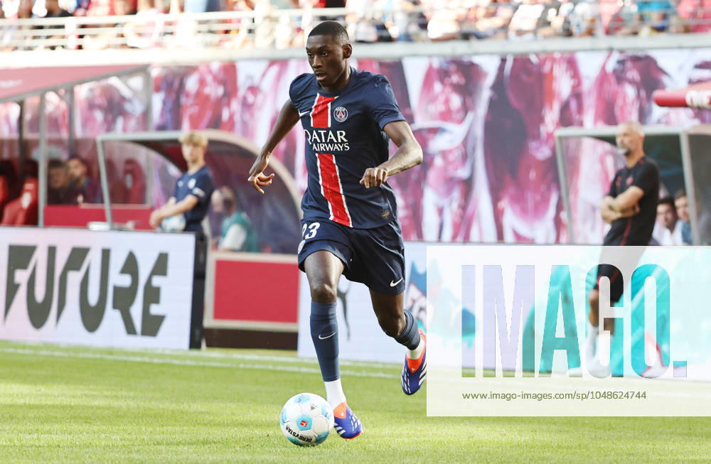 GER, 1 Bundesliga, RB Leipzig Paris Saint Germain PSG 10 08 2024, Leipzig, Red Bull Arena, GER, Saison 2024 2025, 1 Bundesliga, RasenBallsport Leipzig vs Paris Saint Germain, Saisoneroeffnung, Testspiel im Bild Randal Kolo Muani Paris DFL regulations prohibit any use of photographs as image sequences and or quasi video