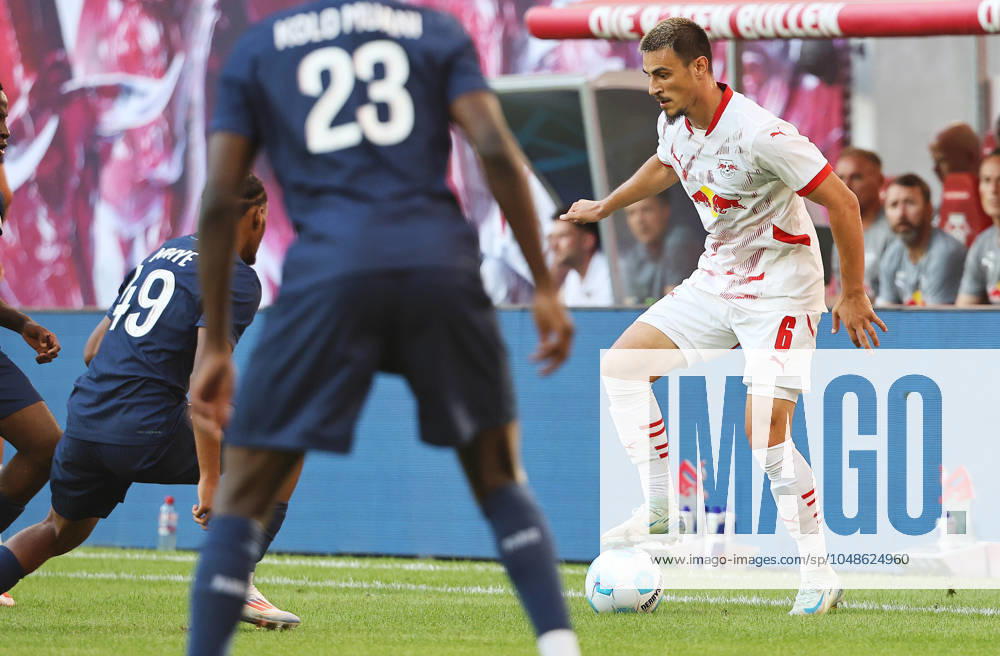 GER, 1 Bundesliga, RB Leipzig Paris Saint Germain PSG 10 08 2024, Leipzig, Red Bull Arena, GER, Saison 2024 2025, 1 Bundesliga, RasenBallsport Leipzig vs Paris Saint Germain, Saisoneroeffnung, Testspiel im Bild Eljif Elmas Leipzig am Ball DFL regulations prohibit any use of photographs as image sequences and or quasi video
