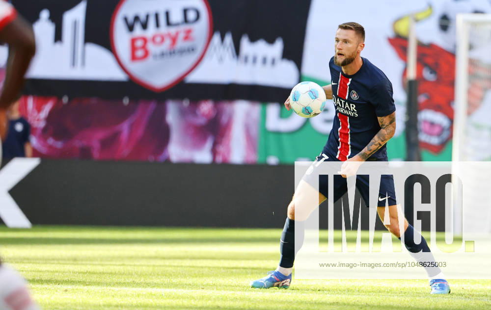 GER, 1 Bundesliga, RB Leipzig Paris Saint Germain PSG 10 08 2024, Leipzig, Red Bull Arena, GER, Saison 2024 2025, 1 Bundesliga, RasenBallsport Leipzig vs Paris Saint Germain, Saisoneroeffnung, Testspiel im Bild Milan Skriniar Paris DFL regulations prohibit any use of photographs as image sequences and or quasi video