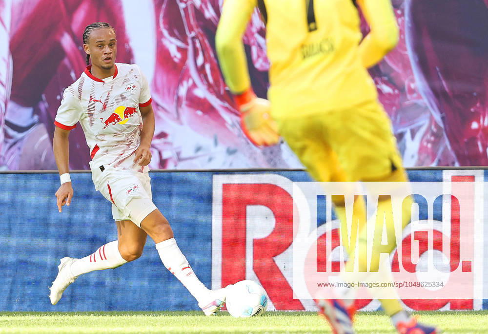 GER, 1 Bundesliga, RB Leipzig Paris Saint Germain PSG 10 08 2024, Leipzig, Red Bull Arena, GER, Saison 2024 2025, 1 Bundesliga, RasenBallsport Leipzig vs Paris Saint Germain, Saisoneroeffnung, Testspiel im Bild Xavi Simons Leipzig DFL regulations prohibit any use of photographs as image sequences and or quasi video