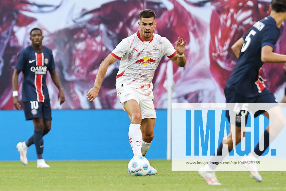 GER, 1 Bundesliga, RB Leipzig Paris Saint Germain PSG 10 08 2024, Leipzig, Red Bull Arena, GER, Saison 2024 2025, 1 Bundesliga, RasenBallsport Leipzig vs Paris Saint Germain, Saisoneroeffnung, Testspiel im Bild Andre Silva Leipzig DFL regulations prohibit any use of photographs as image sequences and or quasi video