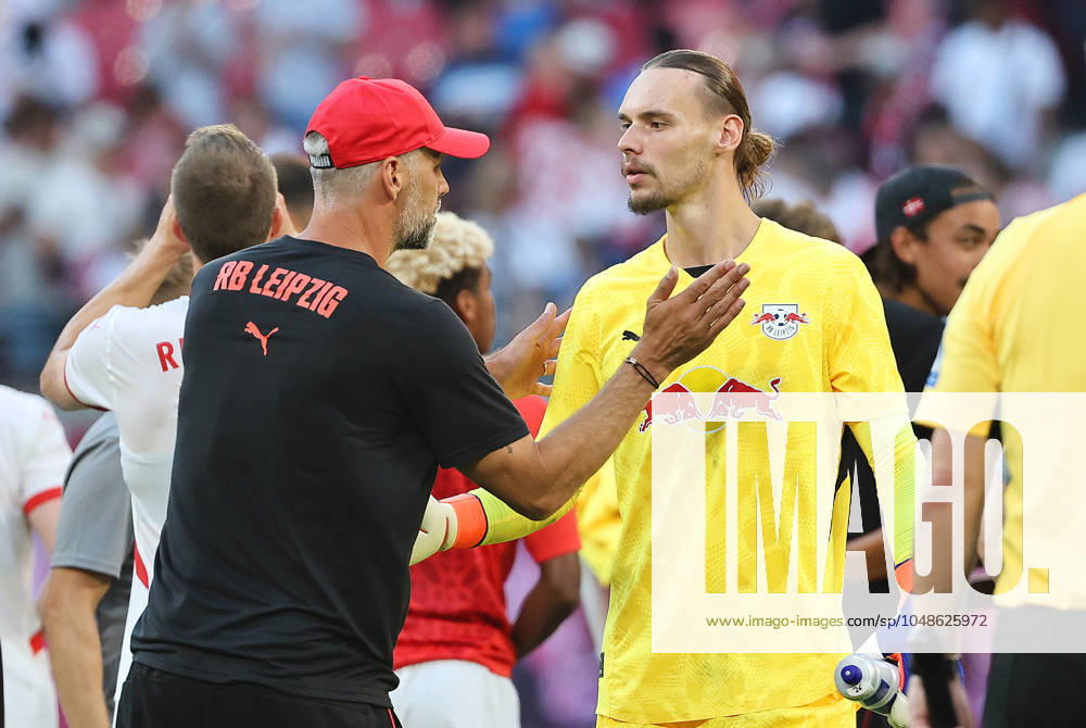 GER, 1 Bundesliga, RB Leipzig Paris Saint Germain PSG 10 08 2024, Leipzig, Red Bull Arena, GER, Saison 2024 2025, 1 Bundesliga, RasenBallsport Leipzig vs Paris Saint Germain, Saisoneroeffnung, Testspiel im Bild Trainer Marco Rose und Torwart Maarten Vandevoordt Leipzig nach dem Spiel DFL regulations prohibit any use of photographs as image sequences and or quasi video