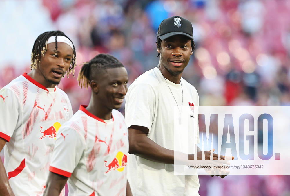 GER, 1 Bundesliga, RB Leipzig Paris Saint Germain PSG 10 08 2024, Leipzig, Red Bull Arena, GER, Saison 2024 2025, 1 Bundesliga, RasenBallsport Leipzig vs Paris Saint Germain, Saisoneroeffnung, Testspiel im Bild El Chadaille Bitshiabu Leipzig ist verletzt, hier nach dem Spiel im Keith Haering Outfit, neben Mohamed Simakan und Amadou Haidara DFL regulations prohibit any use of photographs as image sequences and or quasi video